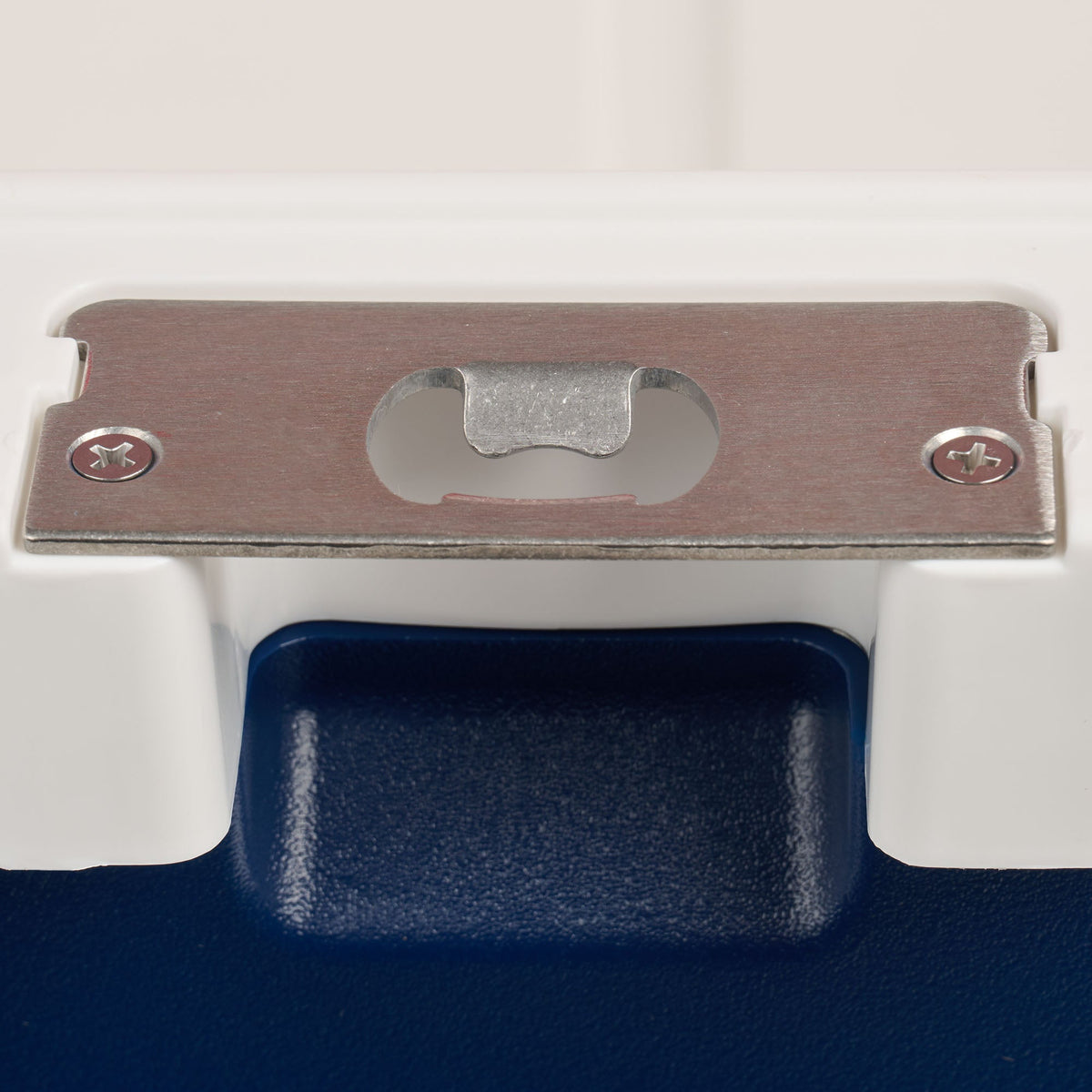 trailmate-75-qt-roller-cooler-v8 00035111-BO.jpg