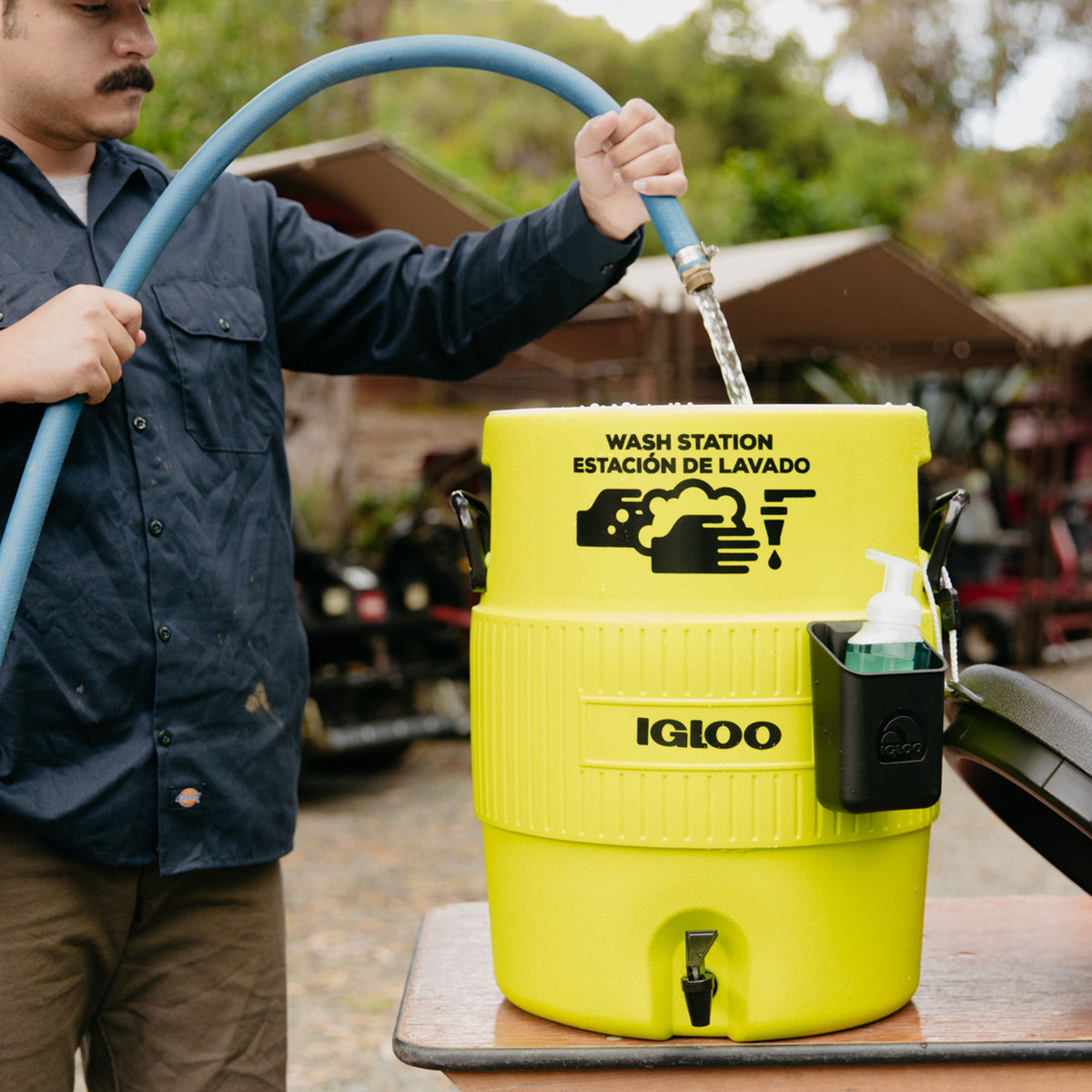 5-gallon-handwash-station-r4 00042260_lifestyle1.jpg